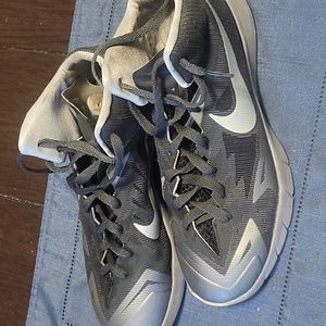 Mens nike speakers size 8.5